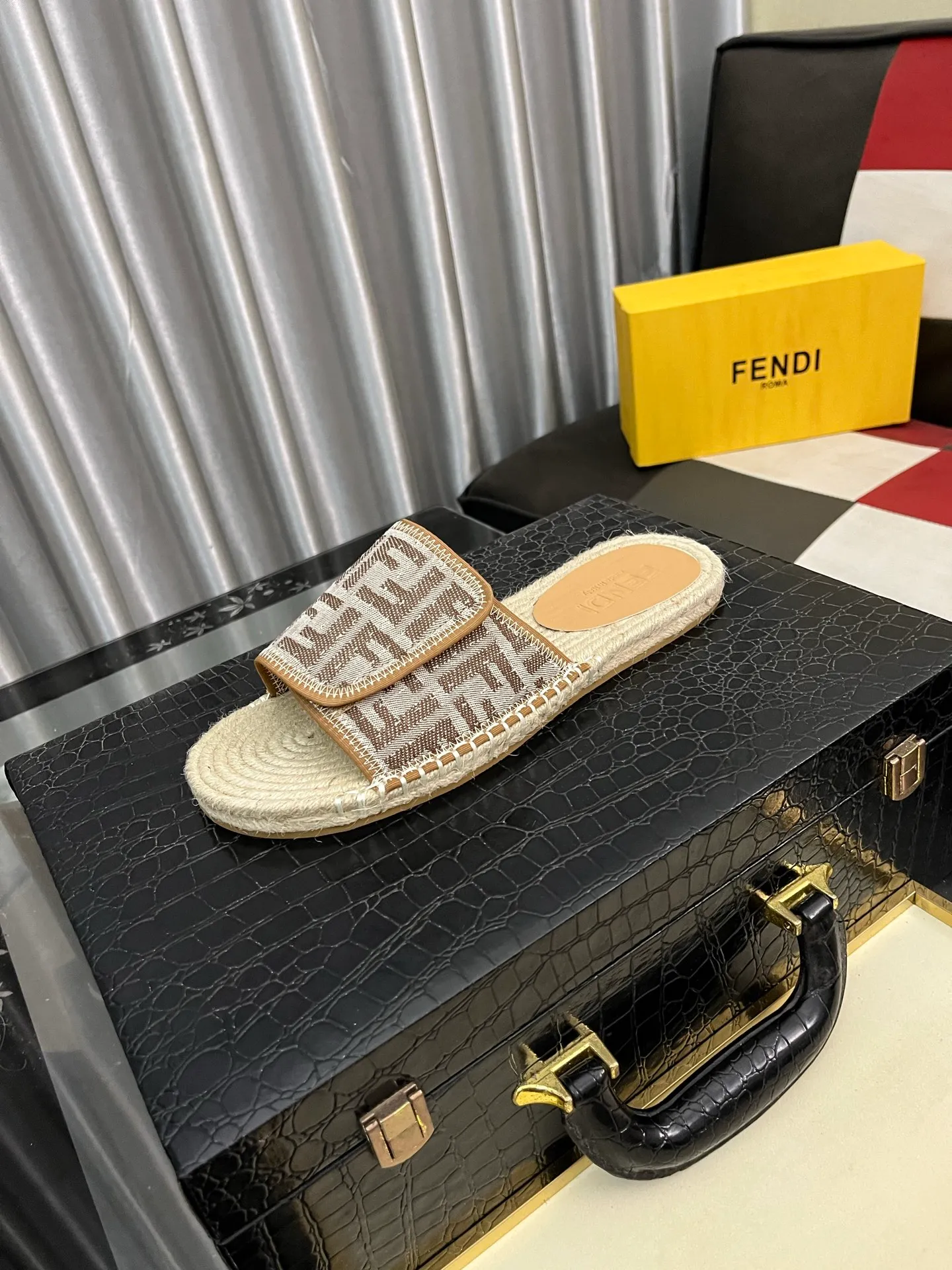 Men's shoes💰320⌚️⌚️[FENDI~Fendi slippers] High-end men's shoes brand official website 1:1 latest masterpiece: original mold customization, fabrics made of imported original materials, upgraded outsole, lighter, top quality in the market, simple and tasteful, a must-have for fashionistas, fashion is at your feet, full of confidence, the same style at the counter👍The season of summer slippers is here. Yardage: 38-44. Can be customized45.46.47